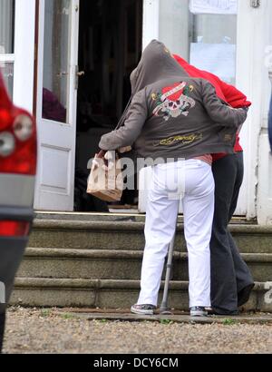 Sinead O'Connor returning to her home in Bray, Co. Wicklow this afternoon on crutches and being shielded by her daughter Roisin from being photographed. She earlier tweeted to her followers for help to find a Psychiatrist as she claimed she was in serious danger and needed to get back on her Meds. She then tweeted that she was on her way to hospital because she thought she had brok Stock Photo