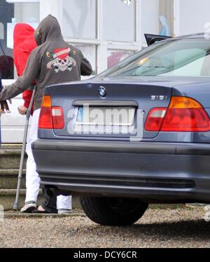 Sinead O'Connor returning to her home in Bray, Co. Wicklow this afternoon on crutches and being shielded by her daughter Roisin from being photographed. She earlier tweeted to her followers for help to find a Psychiatrist as she claimed she was in serious danger and needed to get back on her Meds. She then tweeted that she was on her way to hospital because she thought she had brok Stock Photo