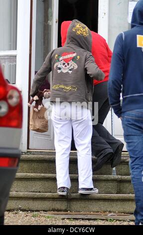 Sinead O'Connor returning to her home in Bray, Co. Wicklow this afternoon on crutches and being shielded by her daughter Roisin from being photographed. She earlier tweeted to her followers for help to find a Psychiatrist as she claimed she was in serious danger and needed to get back on her Meds. She then tweeted that she was on her way to hospital because she thought she had brok Stock Photo