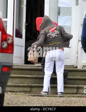 Sinead O'Connor returning to her home in Bray, Co. Wicklow this afternoon on crutches and being shielded by her daughter Roisin from being photographed. She earlier tweeted to her followers for help to find a Psychiatrist as she claimed she was in serious danger and needed to get back on her Meds. She then tweeted that she was on her way to hospital because she thought she had brok Stock Photo