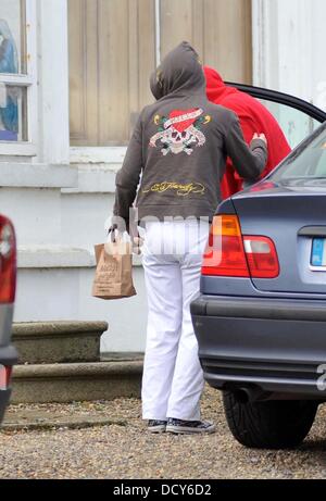 Sinead O'Connor returning to her home in Bray, Co. Wicklow this afternoon on crutches and being shielded by her daughter Roisin from being photographed. She earlier tweeted to her followers for help to find a Psychiatrist as she claimed she was in serious danger and needed to get back on her Meds. She then tweeted that she was on her way to hospital because she thought she had brok Stock Photo