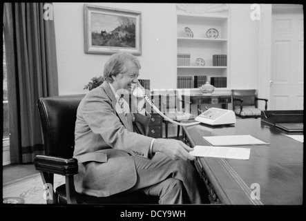 Jimmy Carter at his desk in the Oval Office - - 175967 Stock Photo