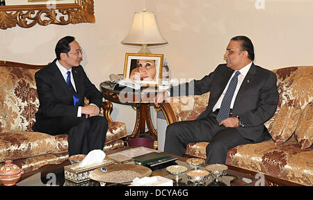 Islamabad, Pakistan. 22nd August 2013.     Ambassador of China to Pakistan, Sun Weidong called on President Asif Ali Zardari at the Aiwan-e-Sadr, Islamabad on August 22, 2013.    Handout by Pakistan informtion department      (Photo by PID/Deanpictures/Alamy Live News) Stock Photo