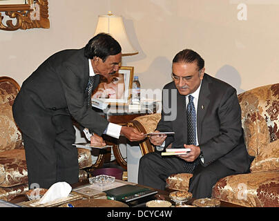 Islamabad, Pakistan. 22nd August 2013.  Syed Sartaj Hussain Shah presenting his book to President Asif Ali Zardari at the Aiwan-e-Sadr, Islamabad on August 22, 2013.      Handout by Pakistan informtion department      (Photo by PID/Deanpictures/Alamy Live News) Stock Photo