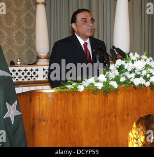 Islamabad, Pakistan. 22nd August 2013.    President Asif Ali Zardari addressing the diplomatic corps at Aiwan-e-Sadr, Islamabad on 22 August 2013.      Handout by Pakistan informtion department      (Photo by PID/Deanpictures/Alamy Live News) Stock Photo
