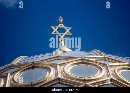 Neue Synagoge New Synagogue Star of David on dome with blue sky Oranienburger Strasse Scheunenviertel Mitte Berlin Germany Stock Photo