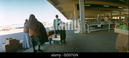 Kuwait City Kuwait Foreign Worker At Iranian Vegetable Market Stock Photo