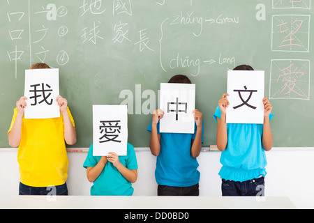 group of primary school students holding paper saying i love chinese Stock Photo