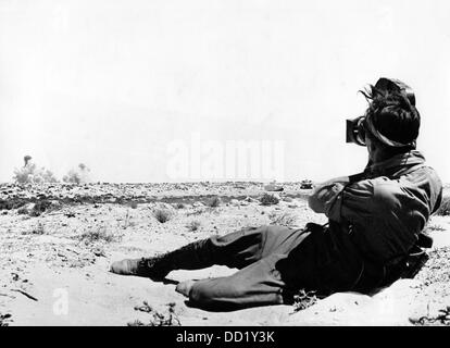 The image from the Nazi Propaganda! shows a soldier of the German Propaganda company filming fights in Africa, published 9 February 1942. Place unknown. Fotoarchiv für Zeitgeschichte Stock Photo