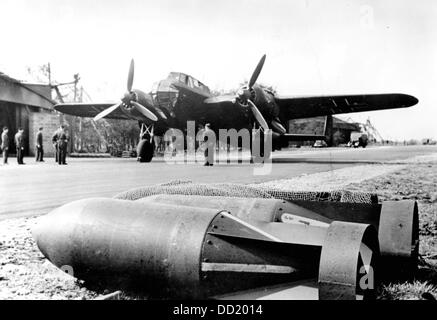 A bomber of the type Do 217 produced by the Dornier Flugzeugwerke (Dornier Aircraft Manufacturer) is prepared for an air raid against England in October 1943. Place unknown. The Nazi Propaganda! on the back of the picture is dated 12 October 1943: 'Do 217 against England. The Supreme High Command of the Armed Forces revealed that air raids of our Air Force against military targets in England, also in the area around London, took place recently. - Our image shows a heavy bomber Do 217 ready for take-off. In the foreground several heavy bombs.' Fotoarchiv für Zeitgeschichte Stock Photo