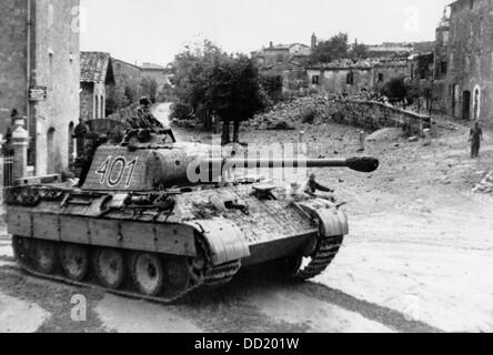 Tanks of the German Wehrmacht in action at the front in Italy in July 1944, place unknown. The Nazi Propaganda! on the back of the picture is dated 24 July 1944: 'At the front in Italy. The 'Panther' - many tons heavy and still the agile wild cat made from steel.' Fotoarchiv für Zeitgeschichte Stock Photo