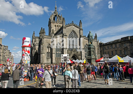 Crowds around St Giles Cathedral on Edinburgh's High Street during the Edinburgh Festival. Stock Photo
