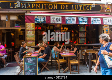 Paris, Cafe France, People Sharing Drinks on Terrace at French Bar, Bistro Restaurant in Latin Quarter, Tourists 'Le Marmiton de Lutece' Parisian street café scene, women dining sidewalk, Front Terrasse Stock Photo