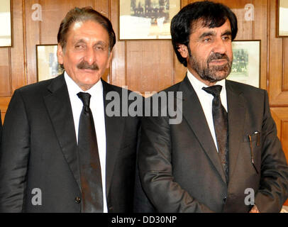 Islamabad, Pakistan. 24th August 2013. Hon’ble Chief Justice of Pakistan Mr. Justice Iftikhar Muhammad Chaudhry in a photo with Mr. Abdullah Khan Kakar, Vice President, Supreme Court Bar Association, Balochistan in Supreme Court, Islamabad on August 24, 2013     Handout by Pakistan informtion department      (Photo by PID/Deanpictures/Alamy Live News) Stock Photo