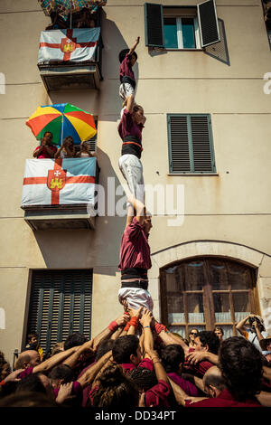 Sitges, Spain. August 24th, 2013: The castellers of the 'Jove de Sitges' build a pillar in the streets of Sitges during the Festa Major Credit:  matthi/Alamy Live News Stock Photo