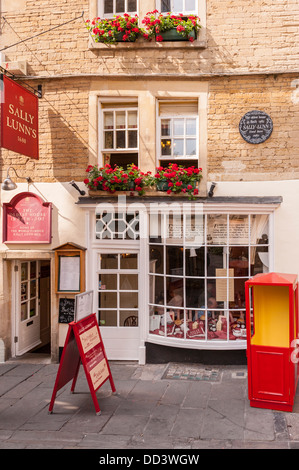 The famous Sally Lunn's tea rooms (oldest house in Bath 1482) where Sally Lunn lived in 1680 in Bath , Somerset , Uk Stock Photo