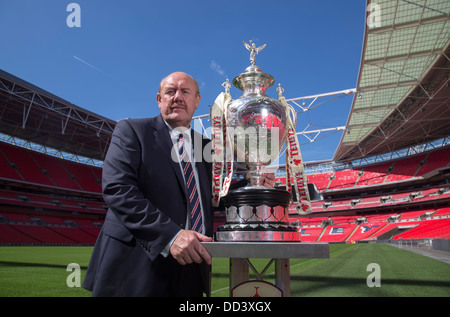 Brian Barwick Chairman wtih Rugby League Challenge cup final Stock Photo