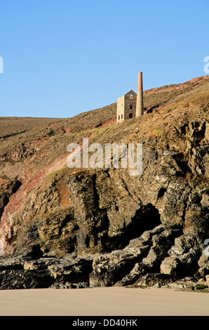An old tin mine on the cliffs above the beach at Chapel Porth near St.Agnes in Cornwall, UK Stock Photo