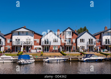 Boats and river fronted houses on the river Chet in Loddon , Norfolk , England , Britain , UK Stock Photo