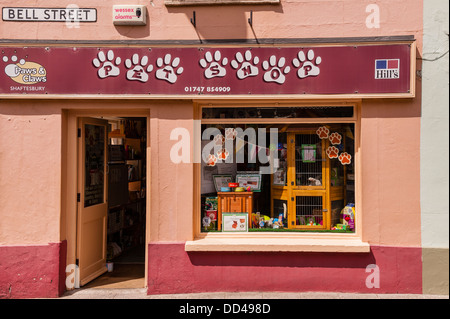 The Pets & claws pet shop store in Shaftesbury , Dorset , England , Britain , Uk Stock Photo