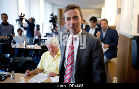 Bernd Lucke, top candidate of the German party 'Alternative fuer Deutschland' ('Alternative for Germany', AfD), arrives for a press conference in Berlin, Germany, 26 August 2013. Germany will hold general election on 22 September. Photo: KAY NIETFELD Stock Photo