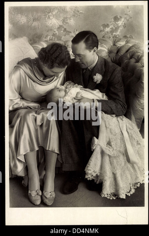 Ak Königin Juliana mit Ehegatten Prinz Bernhard und ihrem Kind; Stock Photo