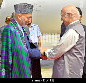 Islamabad, Pakistan. 26th Aug, 2013.  president afganistan hamid kara<i being received by advisor to the primemminister on national security and foreign affairs sartaj aziz at nur khan base chaklal on 26 august 2013    Handout by Pakistan informtion departmentCredit: PID/Deanpictures/Alamy Live News Stock Photo