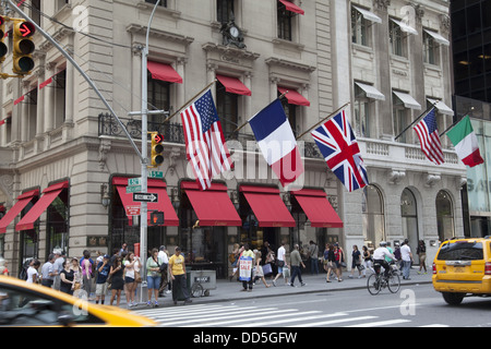 Cartier at the corner of 52nd Street and 5th Avenue in its usual