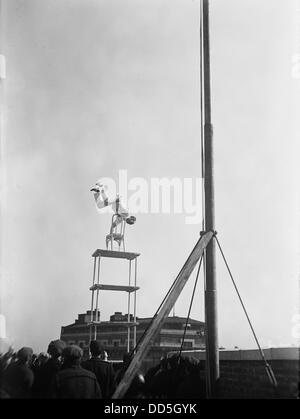 Jammie Reynolds, balancing on the on chairs on the edge of a rooftop in Washington, DC ca. 1921 Stock Photo