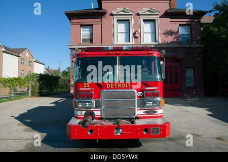 Engine Co 35, 5th Battalion, parked in front of its quarters, Detroit ...