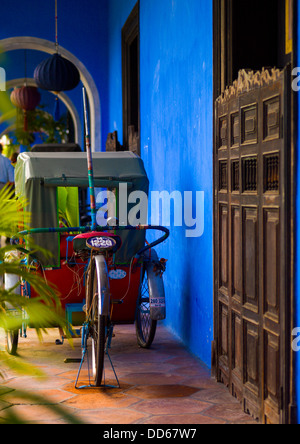 Bicycle Rickshaw In Front Of The Cheong Fatt Tze Chinese Mansion, George Town, Penang, Malaysia Stock Photo