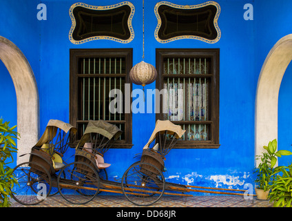 Bicycle Rickshaw In Front Of The Cheong Fatt Tze Chinese Mansion, George Town, Penang, Malaysia Stock Photo