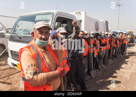 Domiz refugees camp, Duhok province, Northern Iraq. 27th Aug, 2013. Due to the low hygienic condition of the camp, and the open sewer, many volunteer were called to clean the camp from the garbage, in addition to the municipal worker. Approximatively six hundred refugees answered to the call Credit:  Francesco Gustincich/Alamy Live News Stock Photo