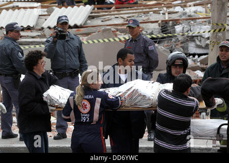 Sao Paulo, southeastern Brazil. 27th Aug, 2013. A building under construction collapsed on Avenida Mateo Bei, neighborhood of Sao Mateus, east of Sao Paulo, southeastern Brazil, on August 27, 2013. At least six people died in the collapse and 19 were injured. Photo: WERTHER SANTANA/ESTADAO CONTUEUDO/Alamy Live News Stock Photo