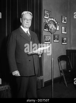 Senator Hiram Johnson at Columbia radio microphone. 1930. He was a Progressive Prebublican and supported the New Deal. As an Stock Photo