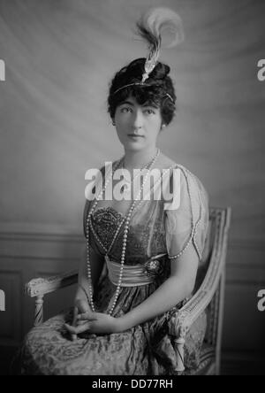 Evalyn McLean wearing her Hope Diamond and an armload of jewels. The ...