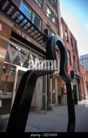 MODERN SCULPTURE CHELSEA ART GALLERIES WEST TWENTY FIFTH STREET MANHATTAN NEW YORK CITY USA Stock Photo