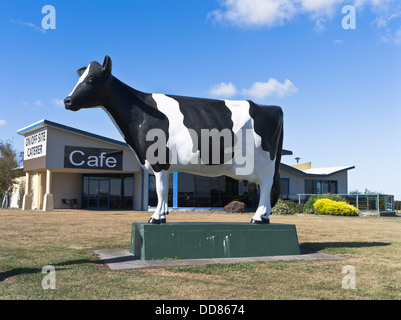 dh Hawera TARANAKI NEW ZEALAND Roadside cafe dairy cow statue Stock Photo