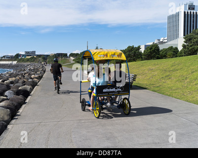 dh New Plymouth TARANAKI NEW ZEALAND Cylist Family cycle ride seafront promenade Stock Photo