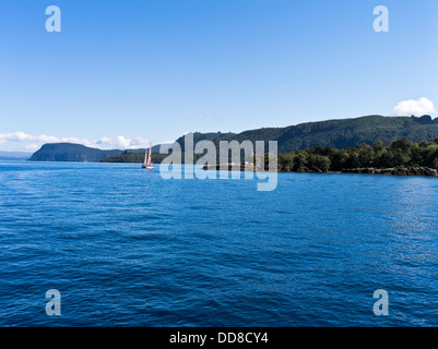 dh  LAKE TAUPO NEW ZEALAND Sailing boat trip lakeside shore Stock Photo