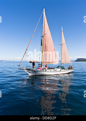 dh  LAKE TAUPO NEW ZEALAND Fearless sailing boat trip tourists Stock Photo