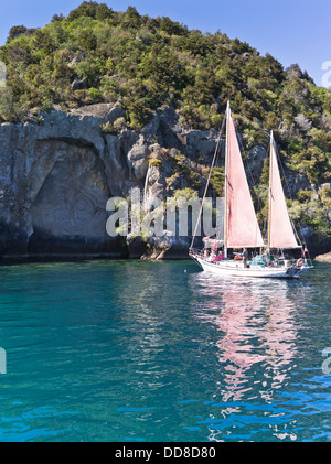 dh  LAKE TAUPO NEW ZEALAND Fearless sailing boat trip tourists Maori rock carving tourism sight seeing Stock Photo
