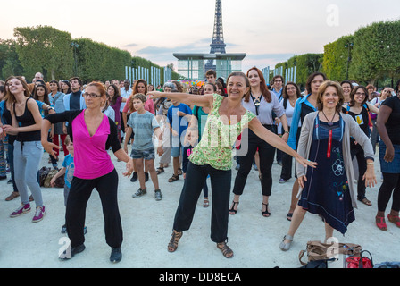 Paris, France, Large Crowd of People, Front, women d ancing family france  Street Near Eiffel Tower, Flash Mob, to Celebrate Martin Luther King Anniversary, 'SOS Racisme', Institute International du Theatre Stock Photo