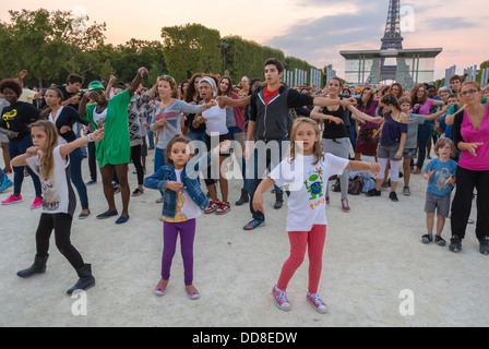 Paris, France, Large Crowd of French People, with Children, Dancing Street Near Eiffel Tower, Flash Mob, to Celebrate Martin Luther King  Anniversary, 'SOS Racisme' (NGO), ('Institute International du Theatre') street dance kids Stock Photo
