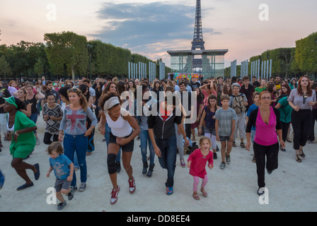 Paris, France, large multicultural diverse crowd of People Dancing Near Eiffel Tower, 'Flash Mob', to Celebrate 'Martin Luther King' Anniversary, 'SOS Racisme', ( Credit: Institute International du Theatre) french crowd diverse young people, street dance kids, dancing family france Stock Photo