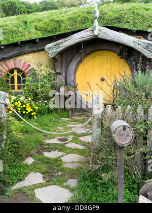 dh  HOBBITON NEW ZEALAND Hobbits cottage door garden film set movie site Lord of the Rings films Stock Photo