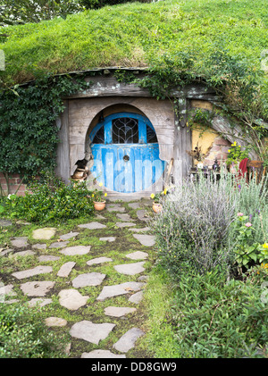 dh  HOBBITON NEW ZEALAND Hobbits cottage door garden film set movie site Lord of the Rings films hobbit house