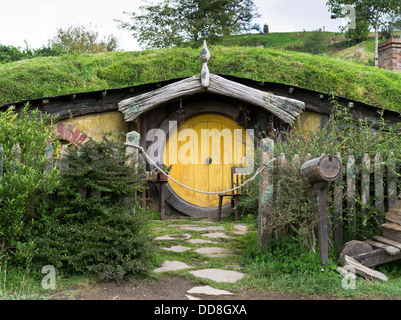 dh Hobbits cottage door HOBBITON NEW ZEALAND Garden film set movie site Lord of the Rings films hobbit house middle earth