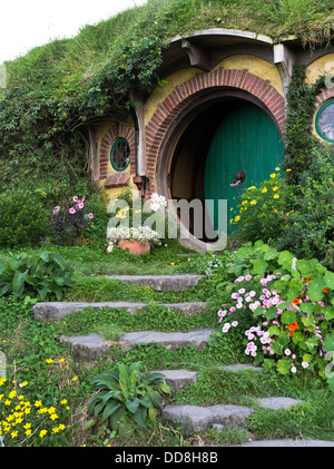 dh Hobbits cottage door HOBBITON NEW ZEALAND Garden film set movie site Lord of the Rings films location hobbit house