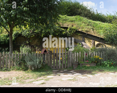 dh  HOBBITON NEW ZEALAND Hobbits cottage film set movie site Lord of the Rings films location
